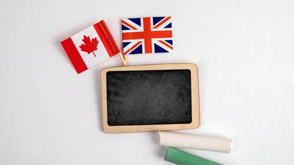 Британські та канадські прапори — стокове фото