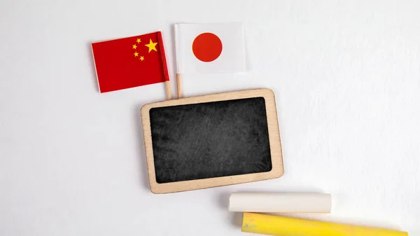 Japan och kinesiska flaggor — Stockfoto