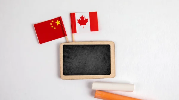 Kanadan ja Kiinan liput — kuvapankkivalokuva