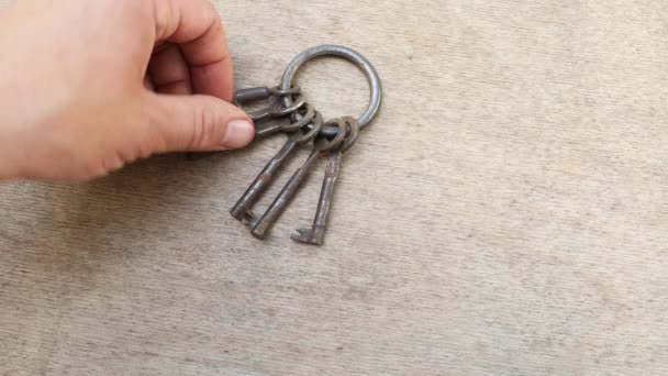 Bando de chaves diferentes na mão — Vídeo de Stock