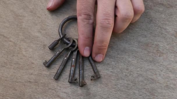 Bando de chaves diferentes na mão — Vídeo de Stock