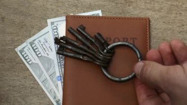 Pasaport, farklı anahtarlar demet ile para