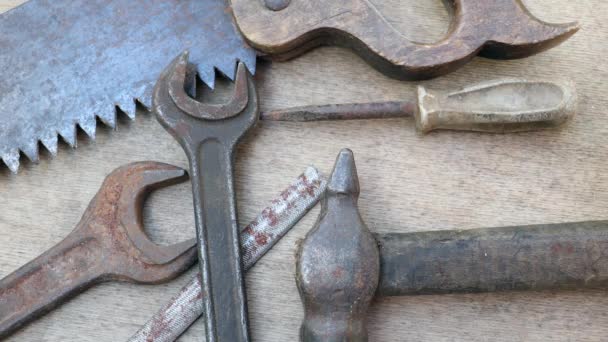 Verschillende bouw-en handgereedschappen op houten plank — Stockvideo