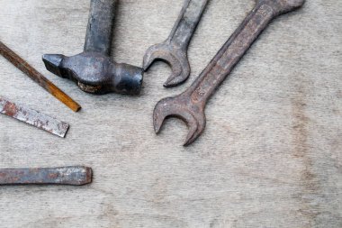 Ahşap tahta üzerinde farklı inşaat ve el aletleri