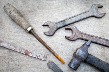 Ahşap tahta üzerinde farklı inşaat ve el aletleri