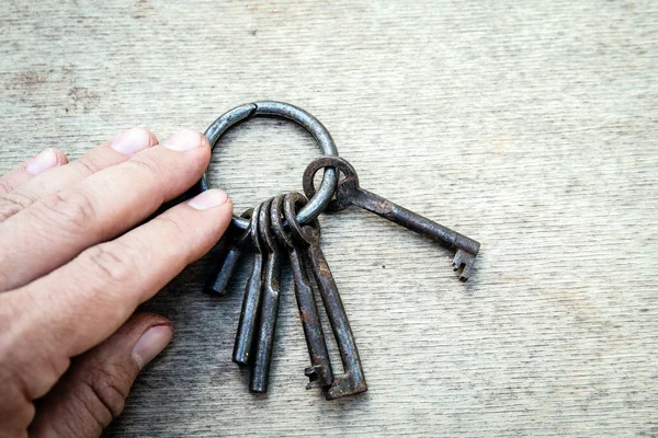 Bando de chaves diferentes na mão — Fotografia de Stock