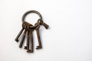 Beyaz arka planda bir demet farklı anahtarlar