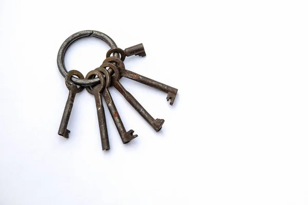 Bando de chaves diferentes em um fundo branco — Fotografia de Stock