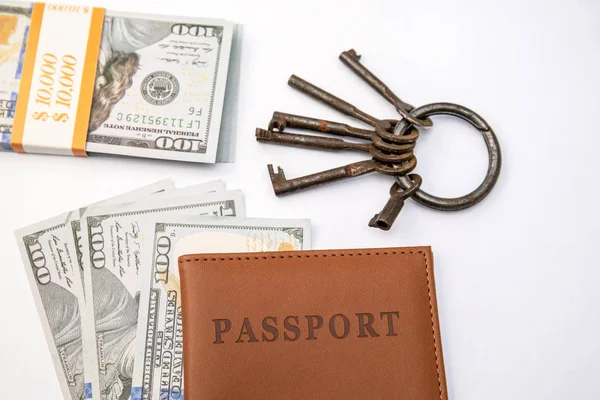 Gäng olika nycklar, pass och pengar på en vit bakgrund — Stockfoto