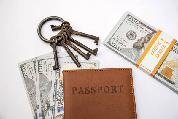 Gäng olika nycklar, pass och pengar på en vit bakgrund — Stockfoto