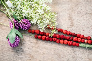 Ahşap bir masa üzerinde orman çilek