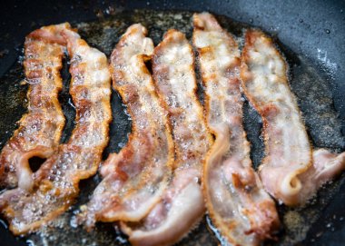 Tavada pastırma pişirme Dilimleri