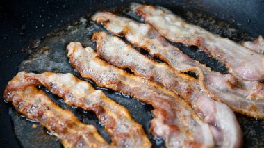 Tavada pastırma pişirme Dilimleri