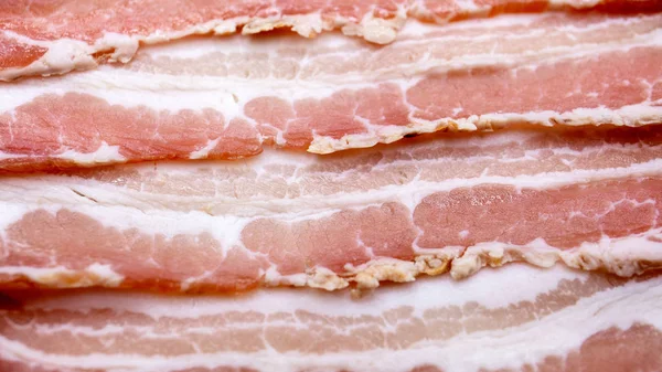 Pastırma dilimleri, tuzdan tedavi edilmiş domuz eti