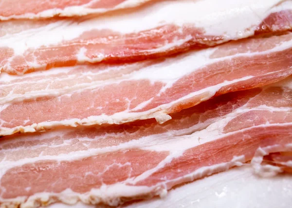 Pastırma dilimleri, tuzdan tedavi edilmiş domuz eti
