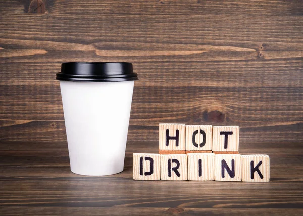 Bebida caliente, cartas de madera en el escritorio. Taza de café con espacio de copia — Foto de Stock