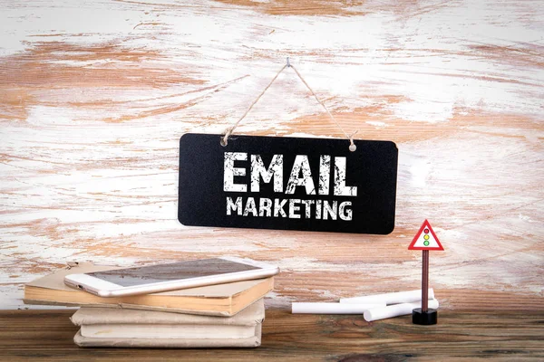 Concepto de Email Marketing. Pizarra pequeña en la pared — Foto de Stock