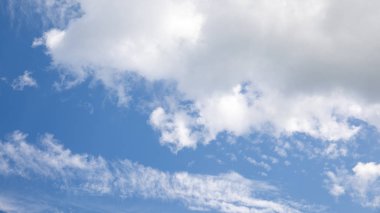 Beyaz bulutlu mavi gökyüzü