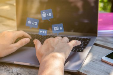 Dizüstü bilgisayar kullanan serbest çalışan kadın. Sosyal, medya