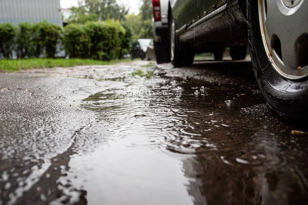 雨の日マンションの庭の駐車場 — ストック写真