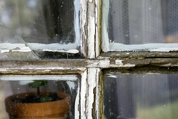 Staré okno s oloupané bílou barvou — Stock fotografie