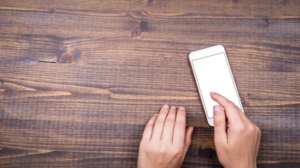 Imagen burlona de manos sosteniendo teléfono móvil blanco con pantalla blanca en blanco — Foto de Stock
