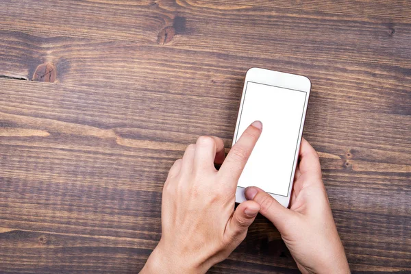 Mockup obrázek rukou s bílým mobilním telefonem s prázdnou bílou obrazovkou — Stock fotografie