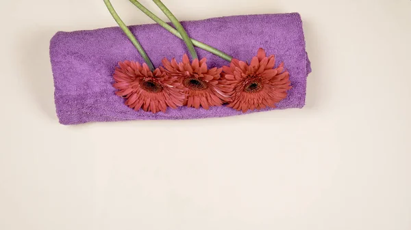 Handdoek en bloemen — Stockfoto