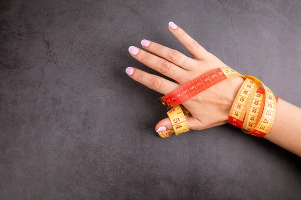 Femme main avec ruban à mesurer. Surveillance du poids — Photo