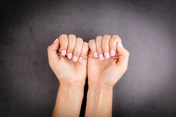 Mains de femmes avec manucure soignée — Photo
