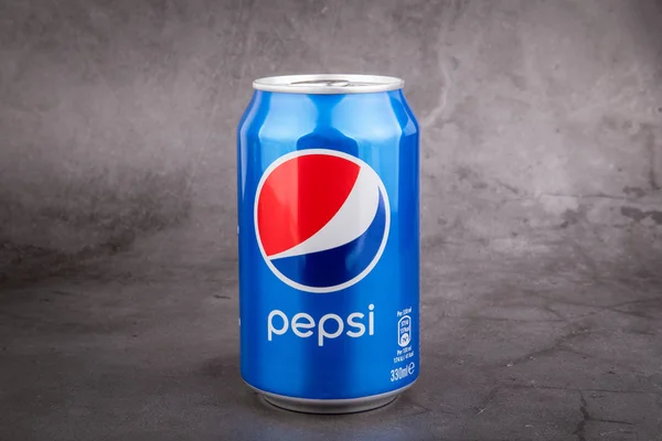 Pepsi puede sobre fondo oscuro. Pepsi es un refresco carbonatado producido por PepsiCo — Foto de Stock