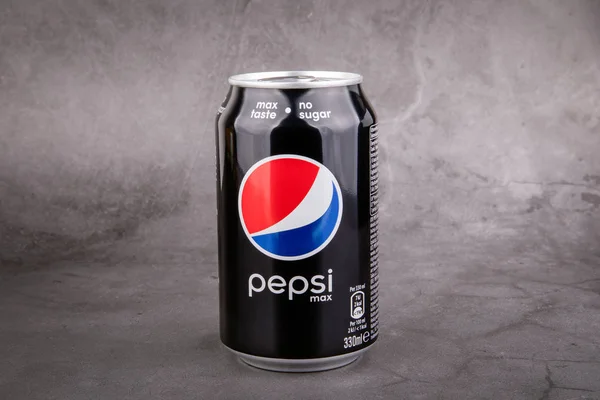 Pepsi pode em fundo escuro. Pepsi é um refrigerante carbonatado produzido pela PepsiCo — Fotografia de Stock