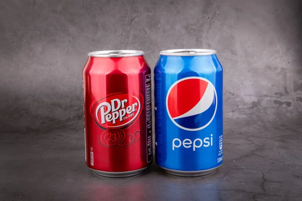 Lata de botella Dr Pepper y Pepsi sobre fondo oscuro — Foto de Stock