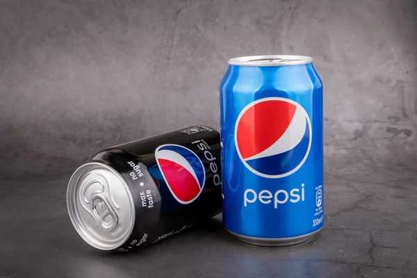 Zwart en blauw Pepsi kan op donkere achtergrond. Pepsi is een koolzuurhoudende frisdrank geproduceerd door PepsiCo — Stockfoto