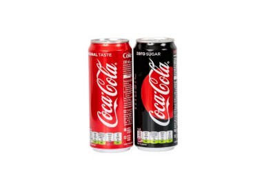 330ml Coca cola şeker ve sıfır şeker beyaz arka plan izole