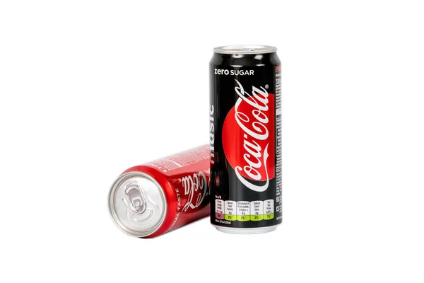 330ml Coca cola con zucchero e zero zucchero isolato su fondo bianco — Foto Stock