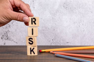 Risk. Ahşap harfler ve kalemler