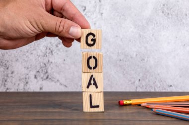 Hedef. Ahşap harfler ve kalemler