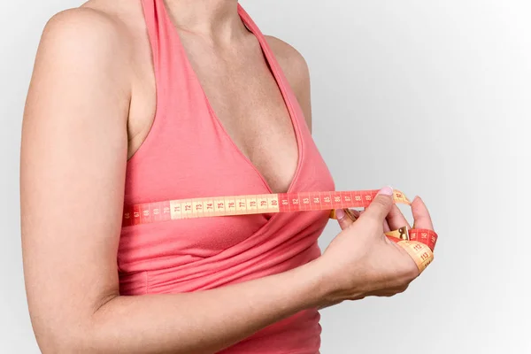 With measure tape measuring the size of the breast — Stock Photo, Image