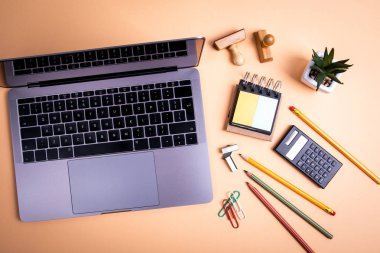 Dizüstü bilgisayar ve kırtasiye ile ofis masası. Eğitim, iş ve pazarlama