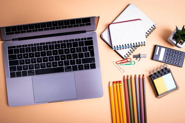 Офісний стіл з ноутбуком та канцелярським приладдям. Освіта, бізнес та маркетинг — стокове фото