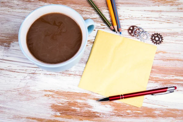 Serviette, Stift und eine Tasse Kaffee — Stockfoto