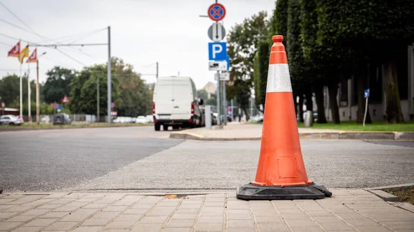 Cono de tráfico naranja de plástico en la calle de la ciudad — Foto de Stock