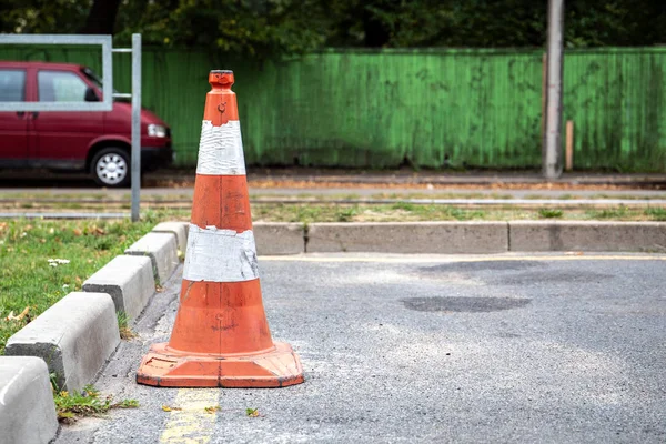 Cono de tráfico naranja de plástico en la calle de la ciudad — Foto de Stock