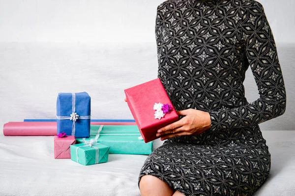 Femmes en robe de bal préparant des cadeaux pour la célébration — Photo