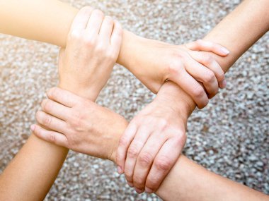 Birlikte ellerini koyarak insanların en iyi görünümü kapatın