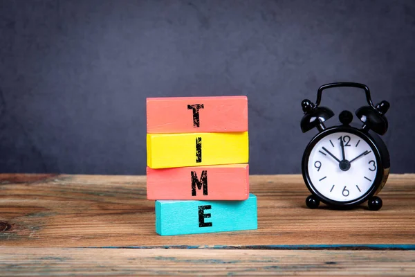 Concepto de tiempo. Mesa de oficina y bloques de madera de colores —  Fotos de Stock