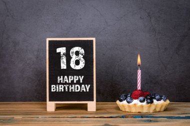 18 Doğum günün kutlu olsun. Mumlu kek
