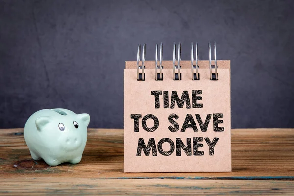 Es hora de ahorrar dinero. Hucha y cuaderno —  Fotos de Stock
