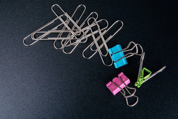 Papier en Binder Clips, Office Supply op zwarte achtergrond — Stockfoto